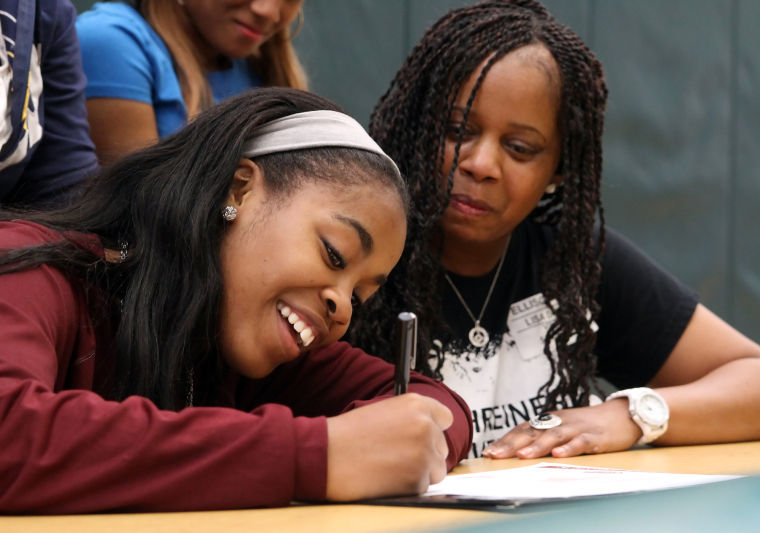Ellison's Simmons signs with Schreiner